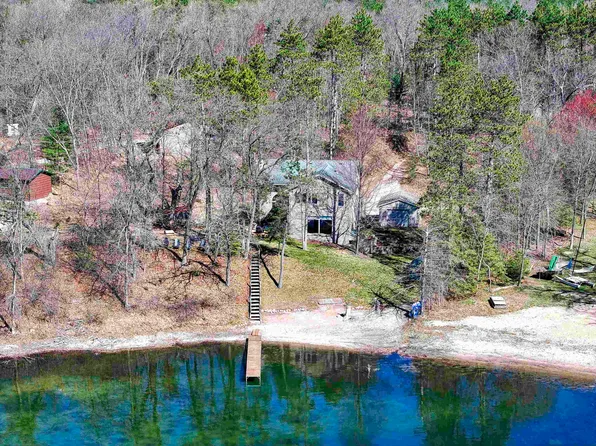 W5041 Lakewood Ct, Waupaca, WI 54981