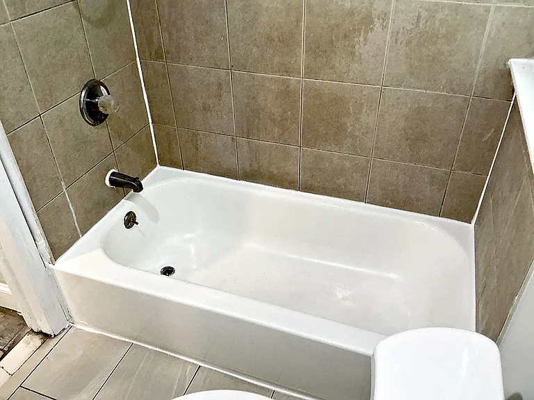 546 Livingston St — Photo 14