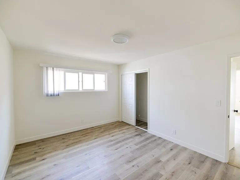 239/241 Avenida Pelayo — Photo 20