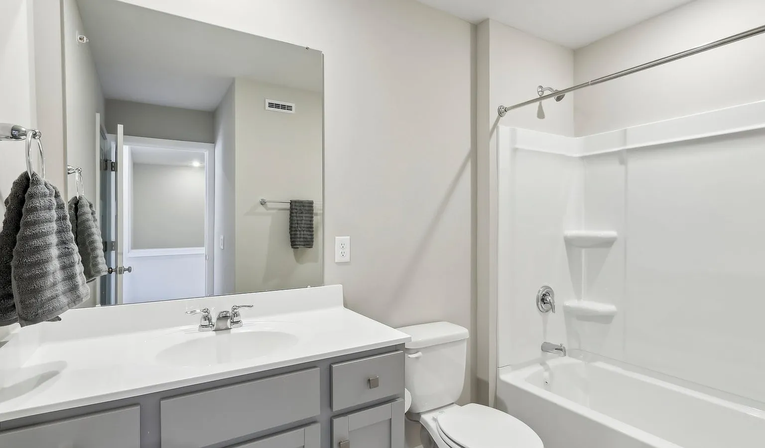 3 bed, 2.5 bath, 2208 sqft, $2,800 — Photo 2