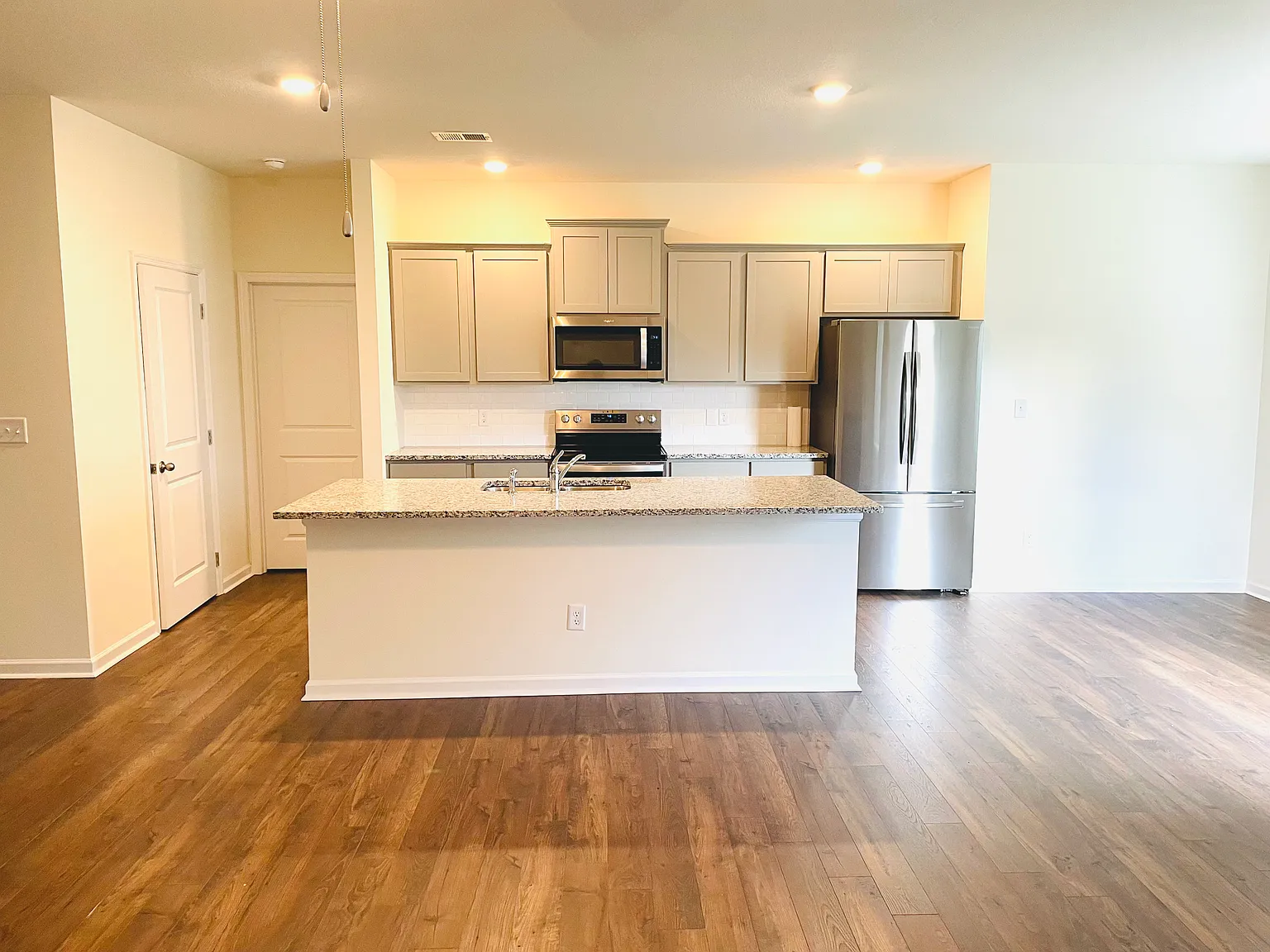 5 bed, 2680 sqft, $2,599 — Photo 2