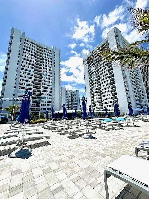 La Mer Estates East Condo — Photo 4