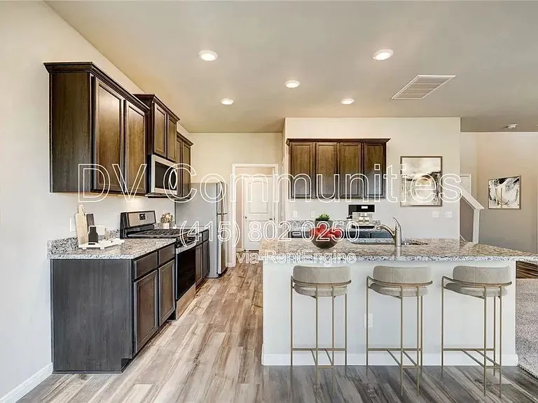1608 Vermilion Ln — Photo 2