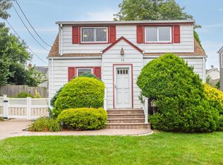 36 Thelma St, Roslyn Heights, NY 11577