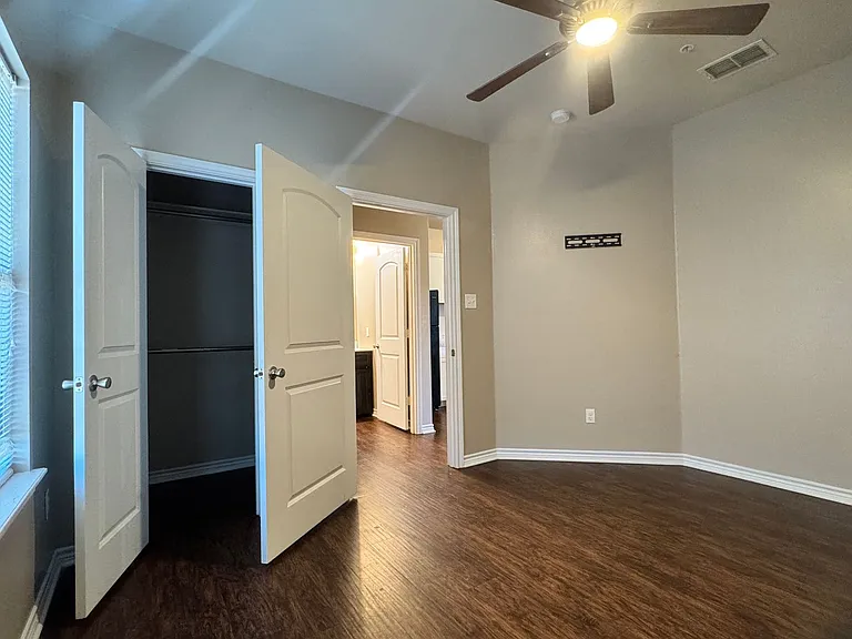 Bellwood Lake Apartments — Photo 13
