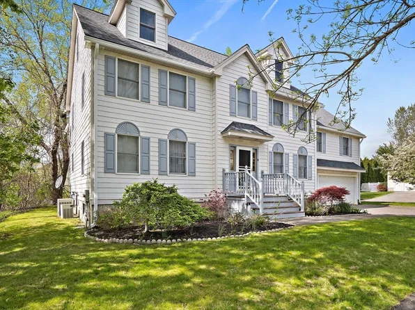 8 Old Farm Rd, Woburn, MA 01801