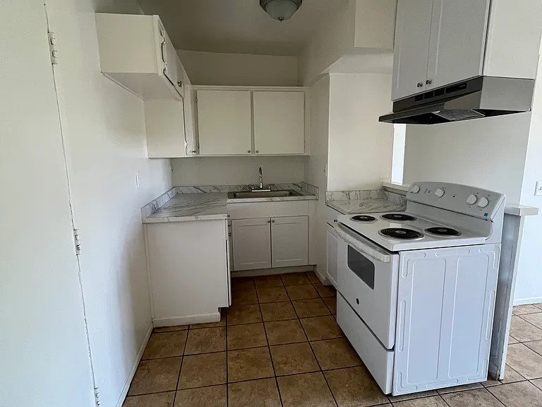 Lennox Lanai Apartments — Photo 11