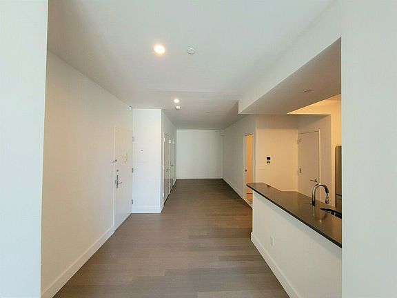 5th image of 229 W 60th St APT 6n