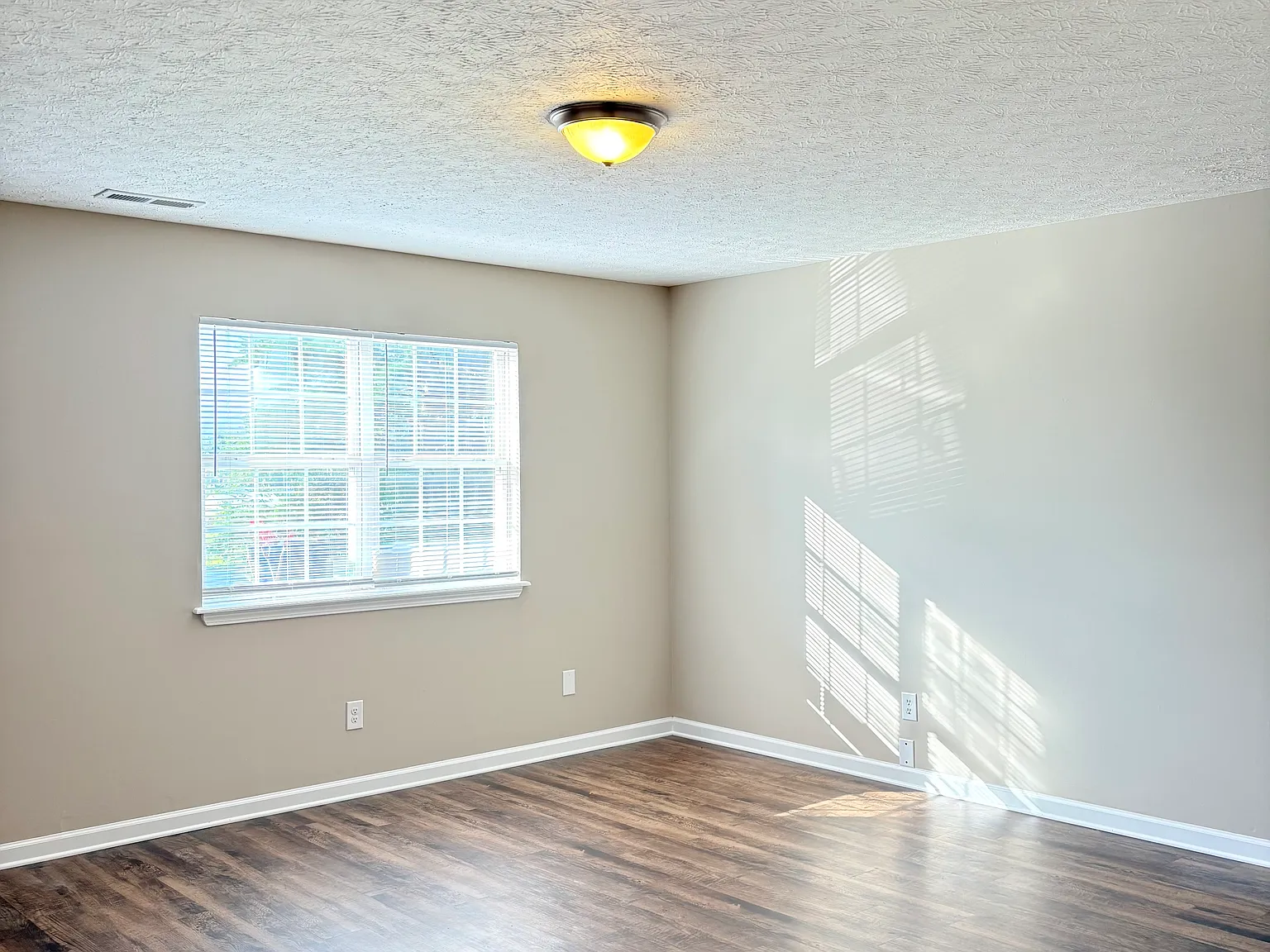 3 bed, 1.5 bath, 1200 sqft, $1,050 — Photo 3