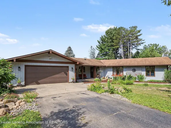 12196 Center Rd, Bath, MI 48808