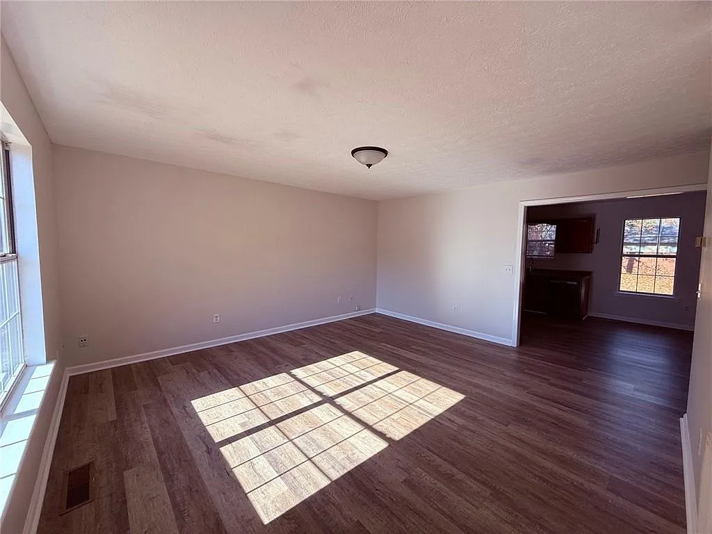 4 bed, 2.0 bath, 1606 sqft, $1,995 — Photo 2