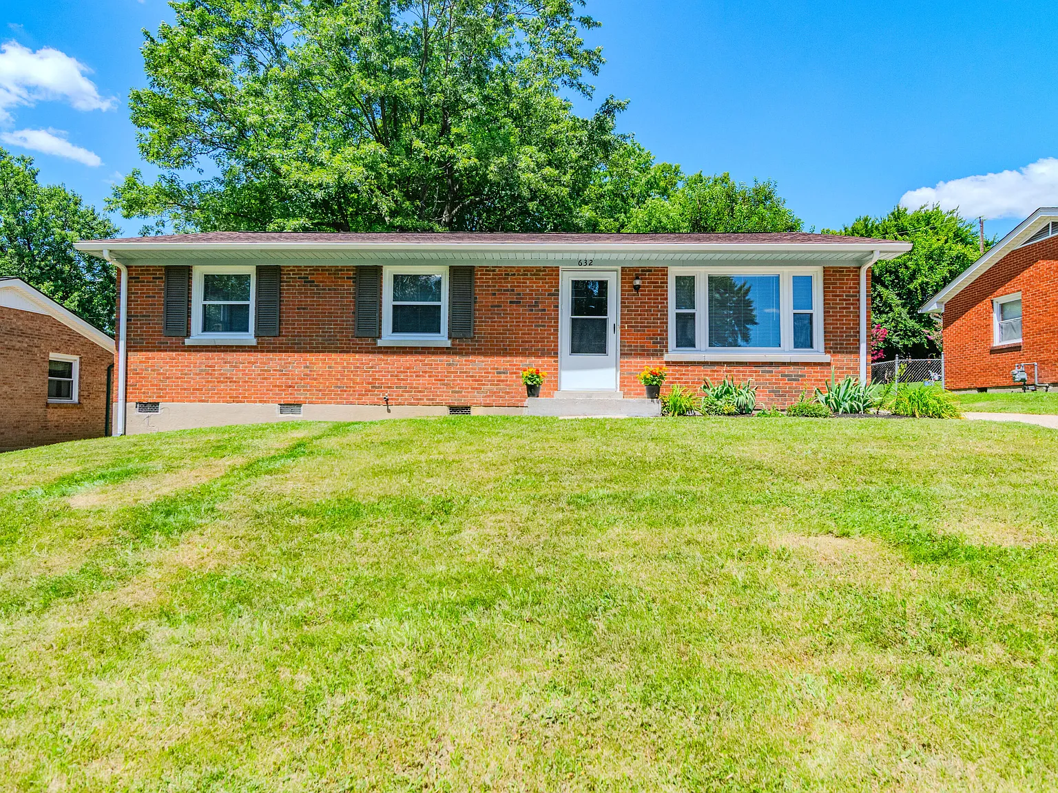 3 bed, 1.5 bath, 1305 sqft, $1,800 — Photo 2