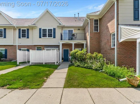 2929 Cottonwood Dr, Waterford, MI 48328