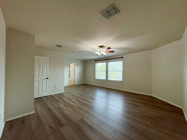 1916 Silver Leaf Dr — Photo 32