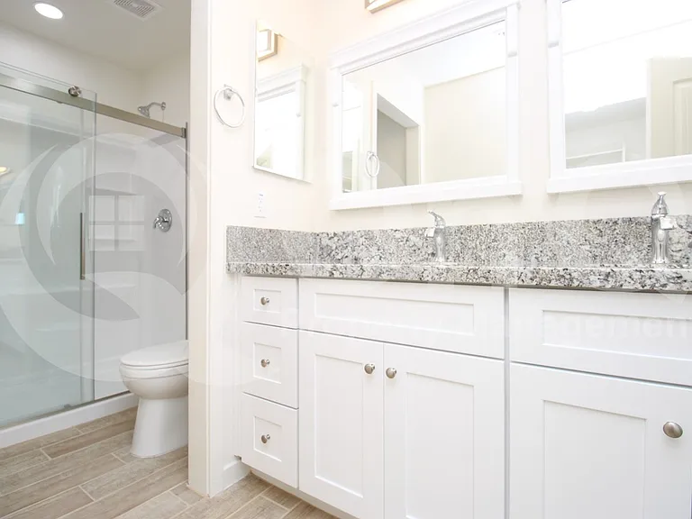 238 N Sycamore St — Photo 16