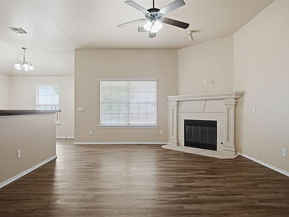 3rd image of 628 Inverleith Cir