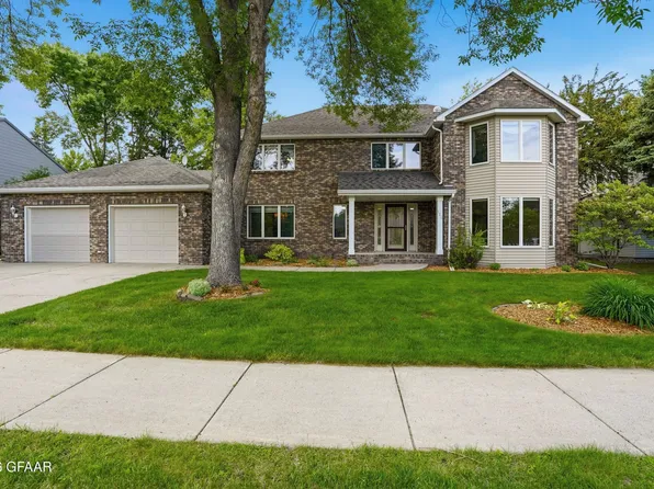 122 Grassy Hills Ln, Grand Forks, ND 58201