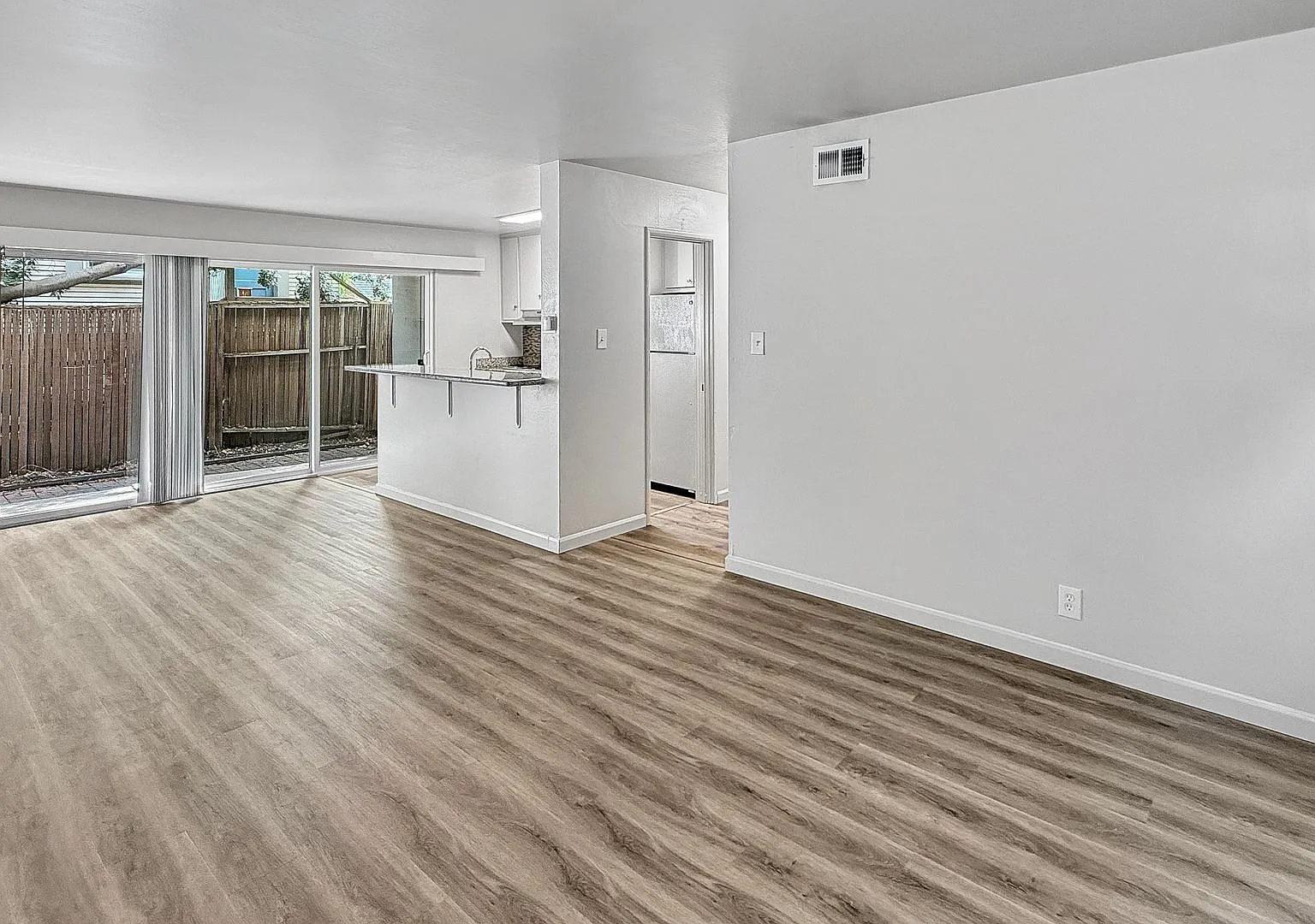 $500 off if you sign a lease starting no later than October 1st! - Large Renovated Apartment in t... — Photo 3