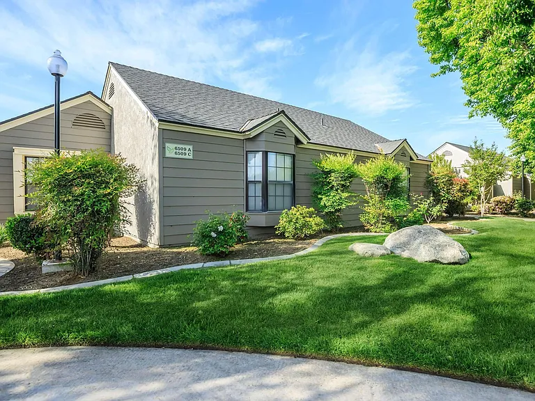 Laurelwood West Villas — Photo 9