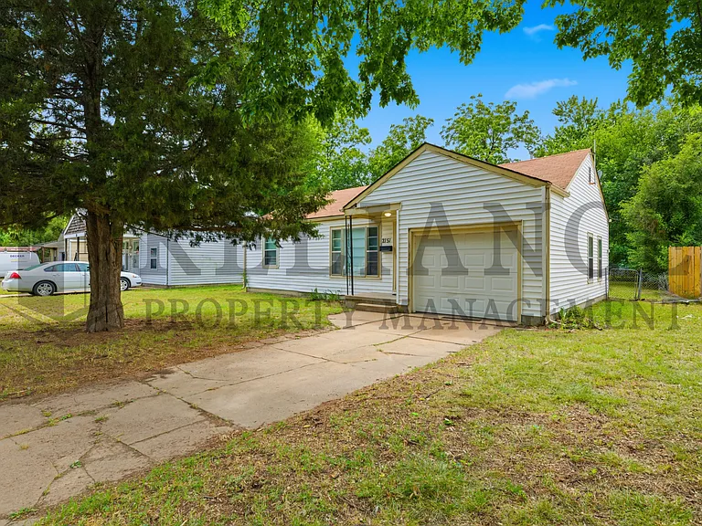 2151 S Green St — Photo 4