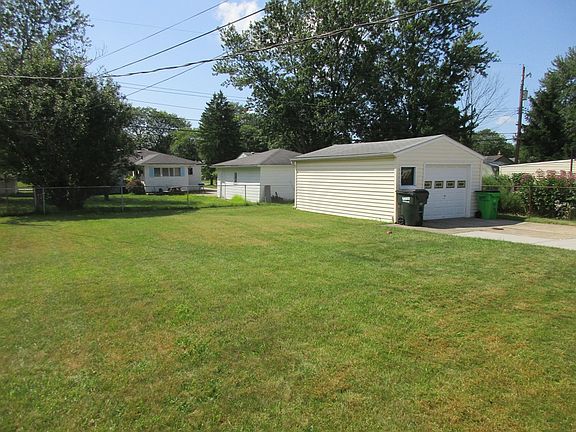 3rd image of 6670 Balsam Dr