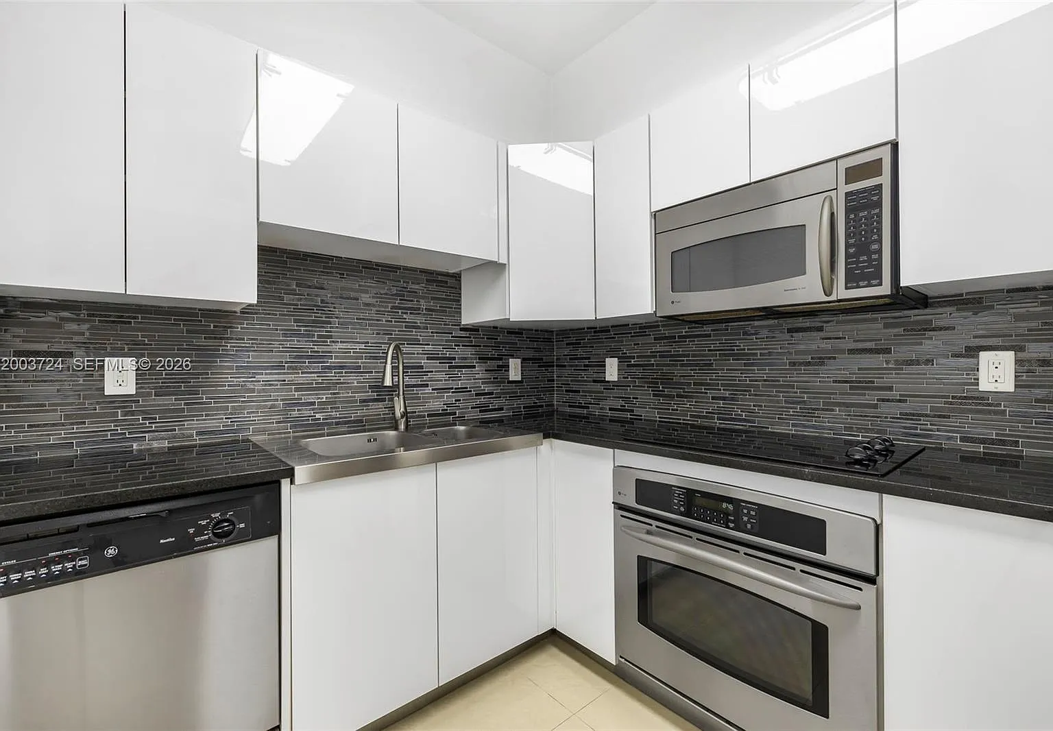 Akoya Condo — Photo 4