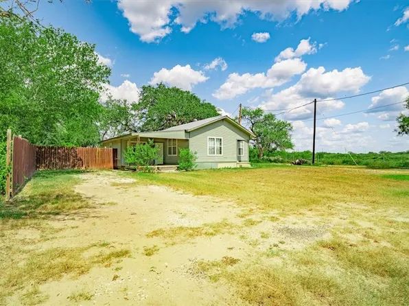 305 E Milam St, Pettus, TX 78146