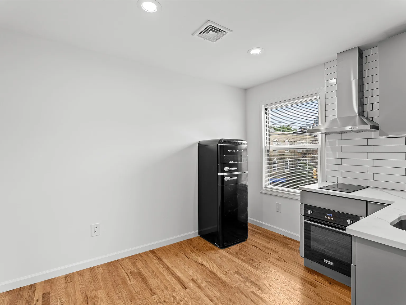 2 bed, 1.0 bath, $2,500 — Photo 3
