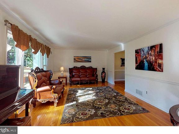 2nd image of 5 Woodmeadow Ln