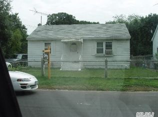 136 45th St, Copiague, NY 11726
