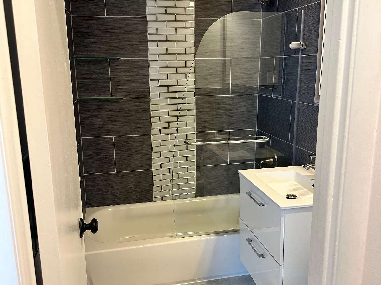 1 bed, 687 sqft, $2,000 — Photo 2
