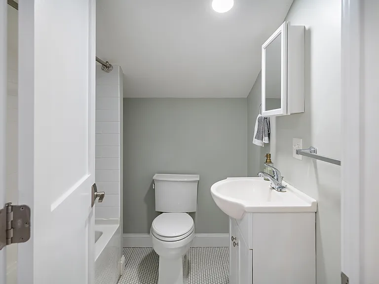 32 Oakland St — Photo 14