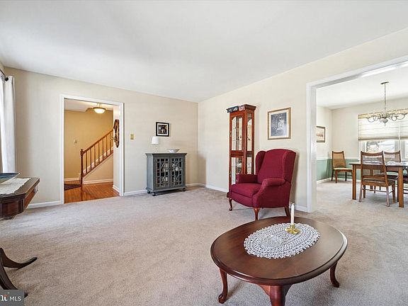 5th image of 956 Duxbury Dr