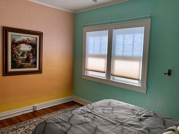 3rd image of 2909 Campus Blvd NE