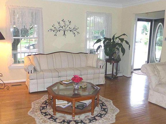 Living Room w/Hardwood Floors