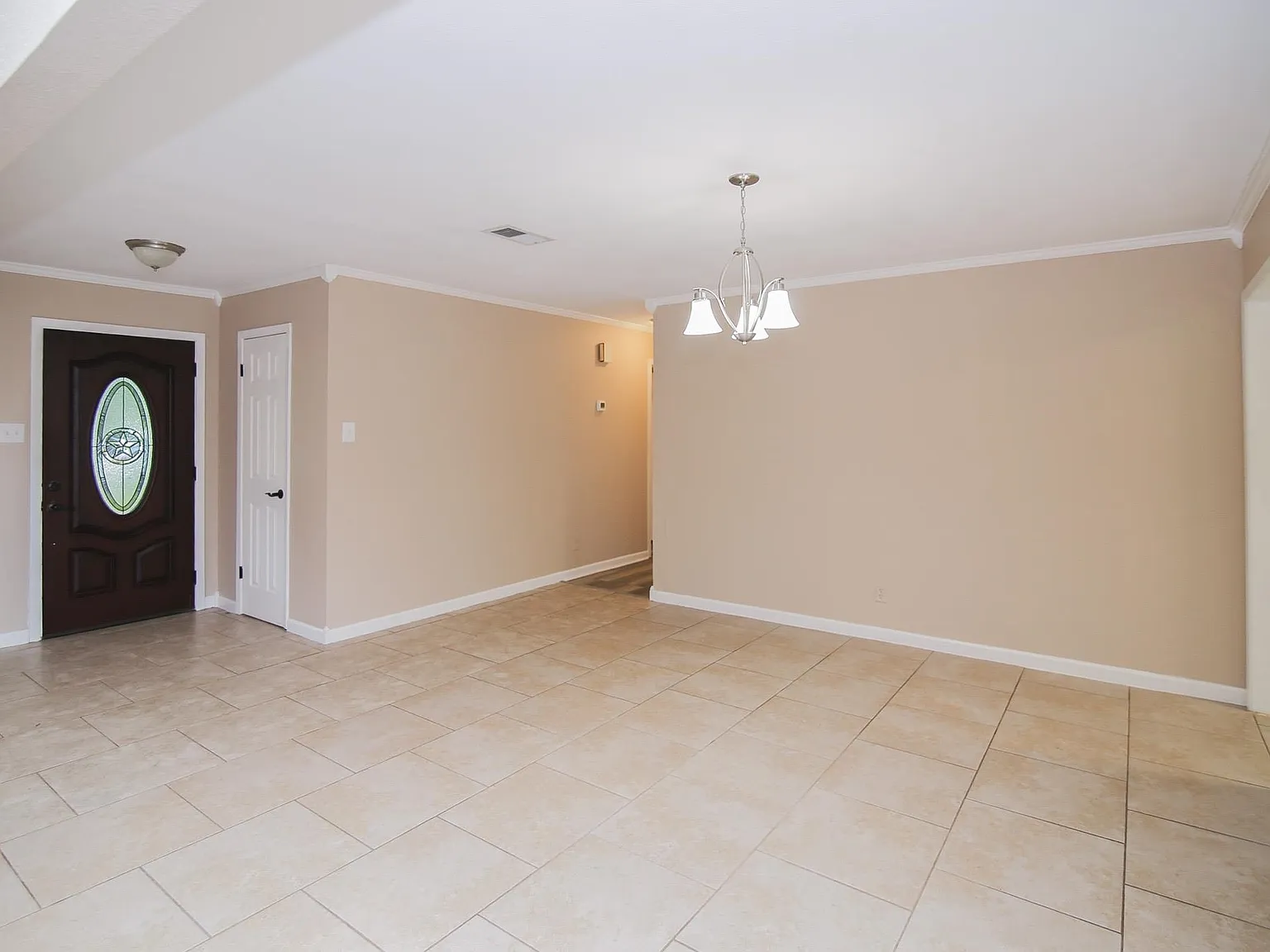 3 bed, 2.0 bath, 1909 sqft, $2,200 — Photo 3