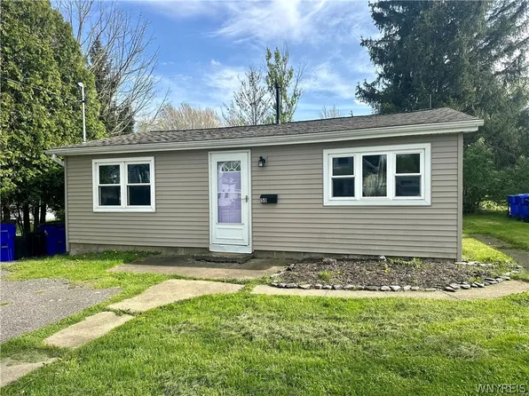 50 Newton St, Angola, NY 14006