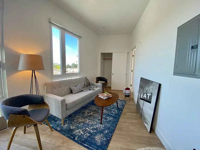 5300 W Adams Blvd #303 — Photo 2