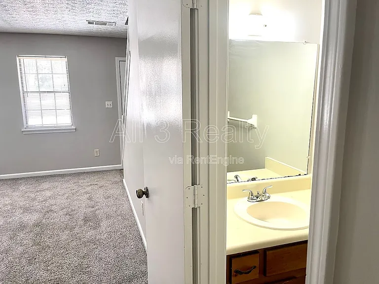 120 Meadowbrook Ct #C — Photo 4