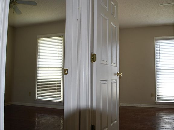 4th image of 890 Sun Vista Dr E