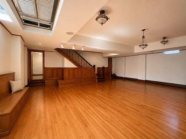 612 N State St — Photo 17