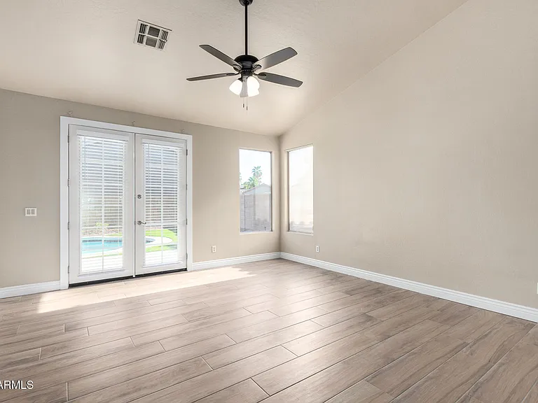 359 E Horseshoe Ave — Photo 17