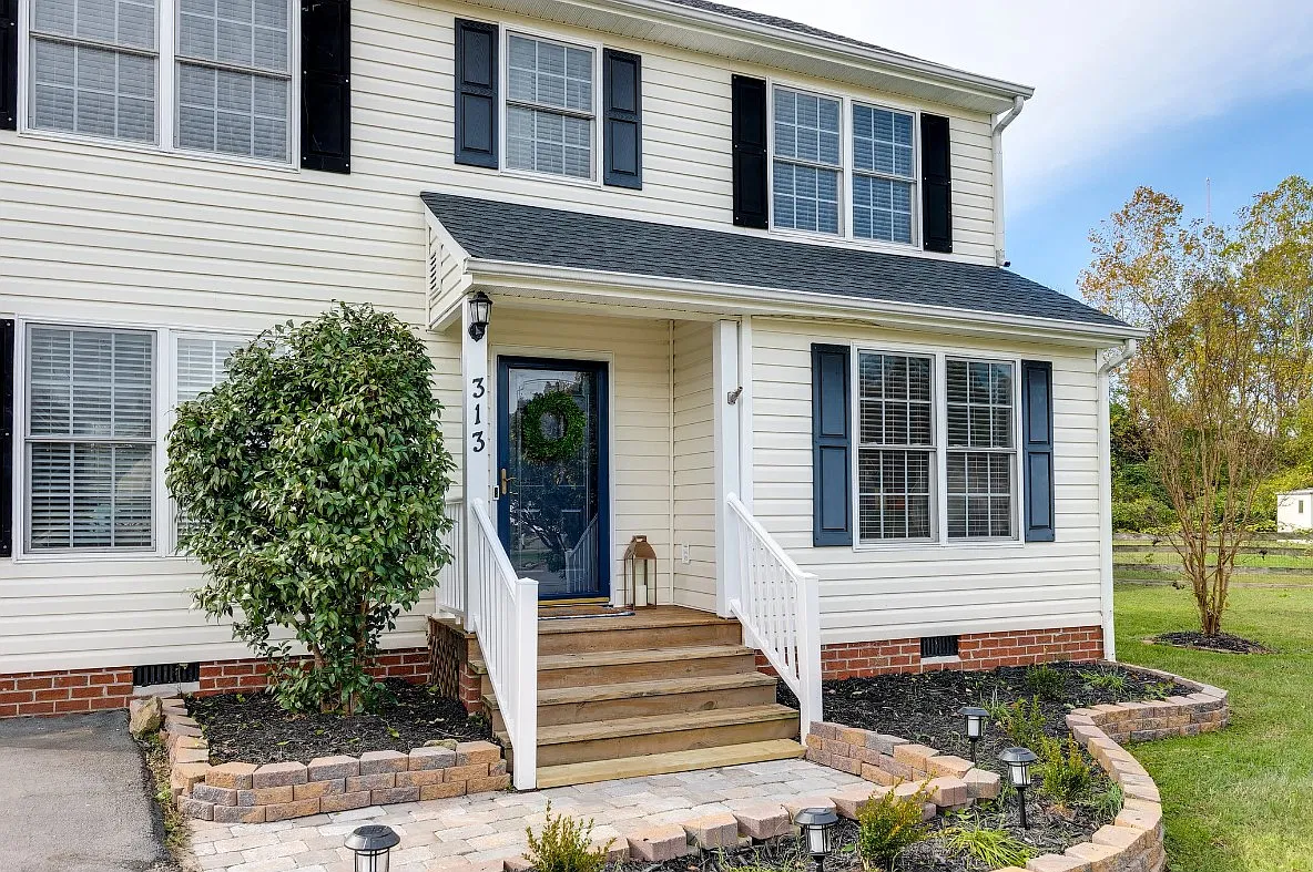 313 Lake Crest Ct — Photo 1