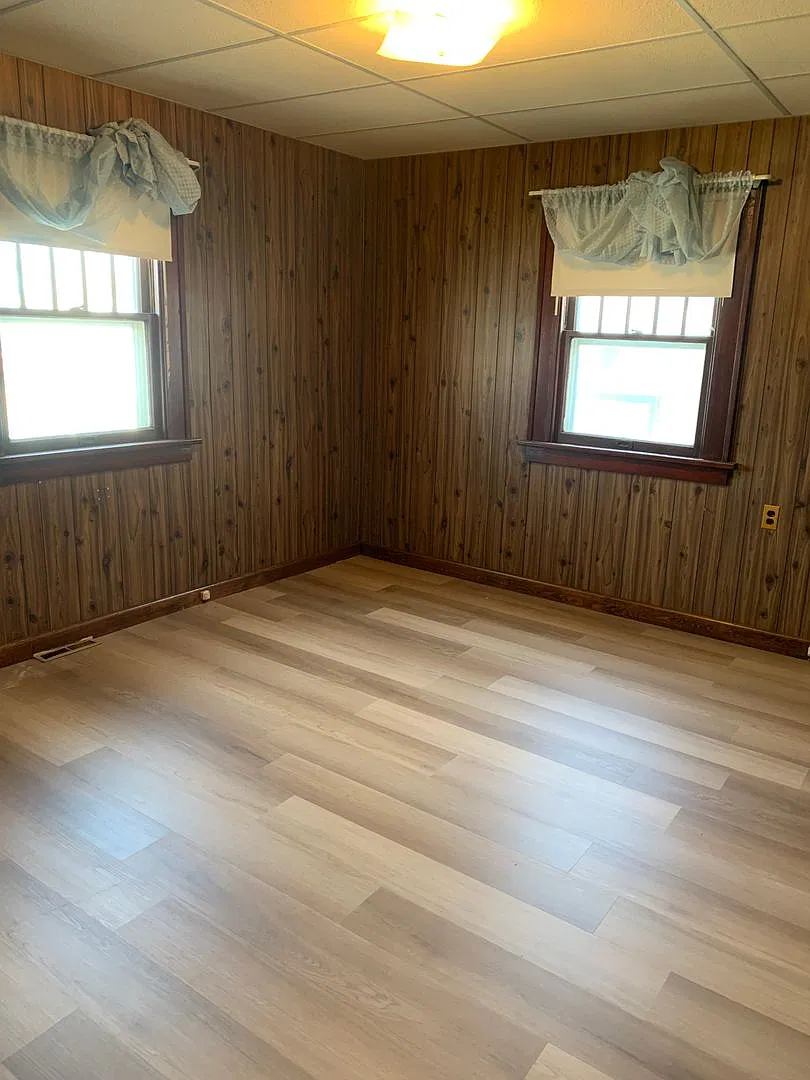 2 Bedroom, 1 Bath, Main floor only, Located close to downtown! — Photo 4