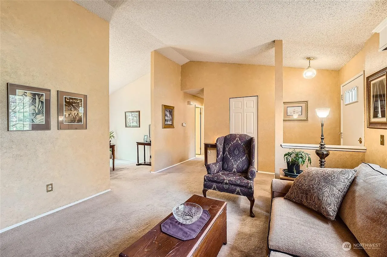 3 bed, 1382 sqft, $3,220 — Photo 2