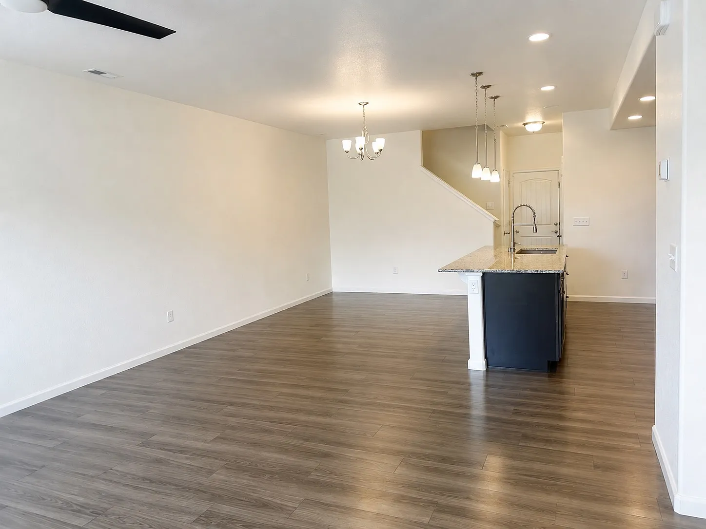3 bed, 2.5 bath, 1692 sqft, $2,100 — Photo 3