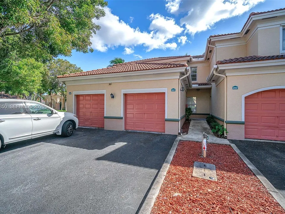 2532 Centergate Dr #201