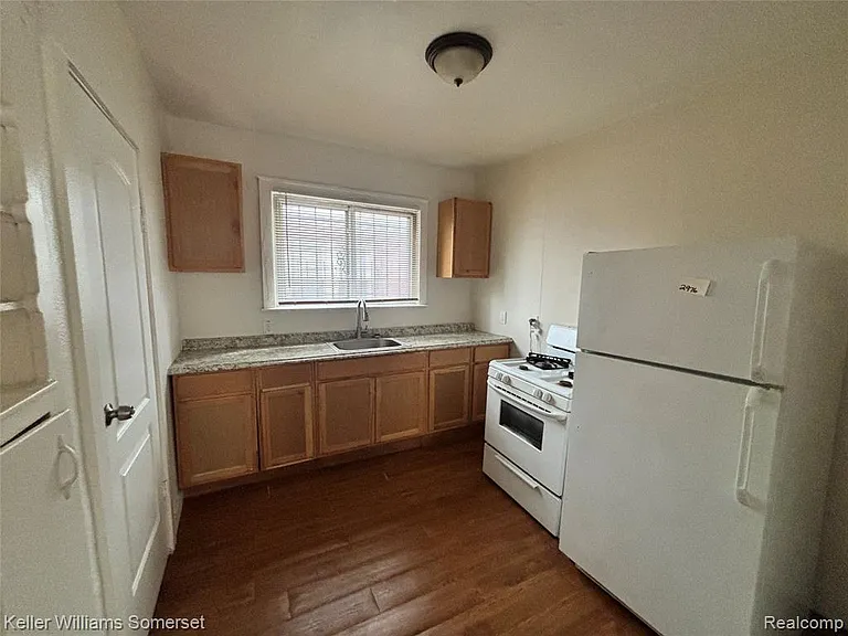 15785 Pinehurst Lower Level St — Photo 5