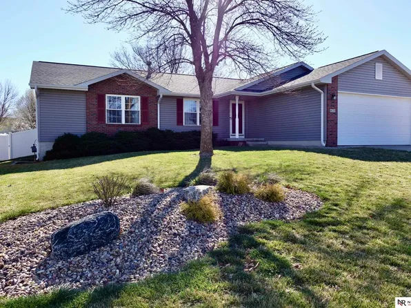 820 Sunflower Dr, Hickman, NE 68372