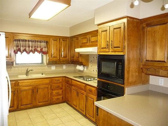 4th image of 800 Suellen Cir